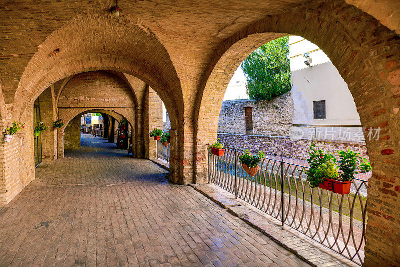 在翁布里亚的中世纪小镇Foligno，古老的Rione Spada的石头拱廊